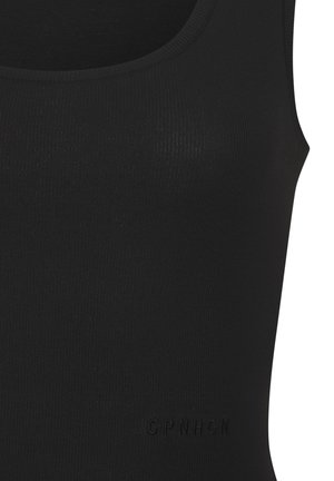 Črni rebrasti top brez rokavov z rahlim izrezom in subtilno teksturo. Na dnu je v reliefu vtisnjen logotip "CPNHGN". Material se zdi elastičen.