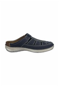 Scarpa slip-on blu navy realizzata in pelle, con design a ritaglio, cuciture bianche e suola in gomma grigia chiara per garantire aderenza.