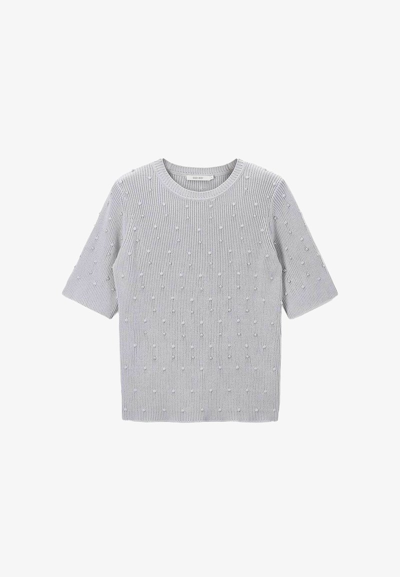 Haut court à manches courtes en tricot gris avec un motif texturé de points en relief, présentant une encolure ronde et un tissu côtelé.