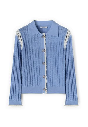Lichtblauwe gebreide cardigan met verticale ribbels, zilveren knopen aan de voorkant, witte kant op de schouders en witte bies langs de knopenlijn en manchetten.