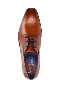 Braune Lederschuhe mit abgerundeter Zehe, Schnürdesign und blauer Innensohle mit Markenlogo. Glatte Textur mit subtiler Shine.