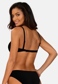 Czarny zestaw bikini z gładkiego materiału, z regulowanymi ramiączkami i zapięciem na plecach. Stringi mają klasyczny krój.
