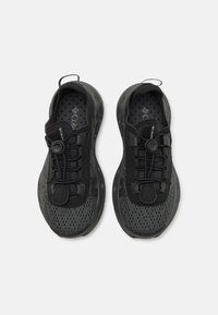 Scarpe sportive nere con tomaia in rete, sistema di allacciatura elastico, collare imbottito e suola in gomma testurizzata. Punta arrotondata con dettagli del marchio.