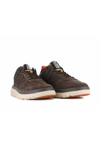 Sneaker in suede e mesh marrone con accenti neri, dettagli arancioni, suola in gomma rialzata e sistema di allacciatura classico.
