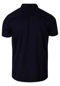 Temno modra polo majica z kratkimi rokavi, klasičnim ovratnikom in ravnim robom. Gladka tekstura z minimalnim okrasjem zadaj.