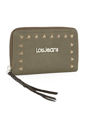 Billetera verde oliva con superficie texturizada, logo plateado, correa de muñeca trenzada marrón y costuras decorativas en beige a lo largo de los bordes.