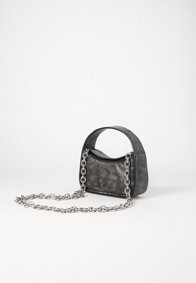 Sac à main en simili cuir noir et gris, de forme incurvée, avec une bandoulière en chaîne et une surface texturée présentant des motifs subtils.