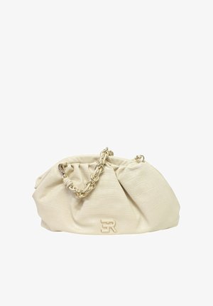 Borsa crema in pelle goffrata effetto coccodrillo con design arricciato e tracolla a catena dorata, caratterizzata da un logo discreto sul davanti.