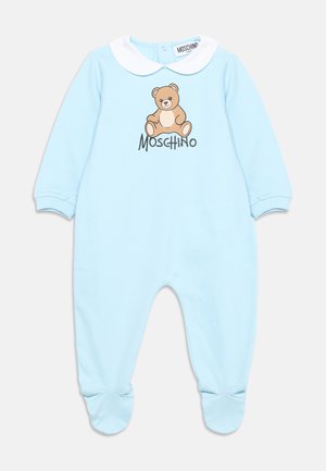 Body bleu clair pour bébé avec col Peter Pan blanc, manches longues, jambes avec pieds, et motif ours en peluche avec logo Moschino à l'avant.