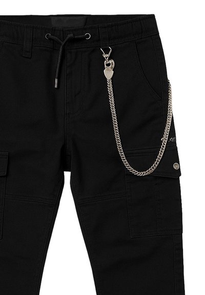 Pantaloni cargo neri con una vita regolabile tramite cordino, numerose tasche e un accento in catena argentata. Realizzati in tessuto resistente con una texture liscia.