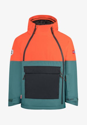 Kinder-Outdoojacke mit oberer Hälfte in Orange, unterer Körper in Türkis, großer Fronttasche, Kapuze und norwegischen Flaggen-Patches an den Ärmeln.