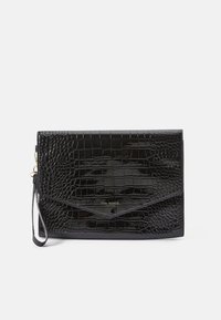 Schwarze Krokoleder-Clutch mit glänzender Oberfläche, featuring ein goldenes Logo auf der Vorderseite und einem Handgelenkriemen zum Tragen.