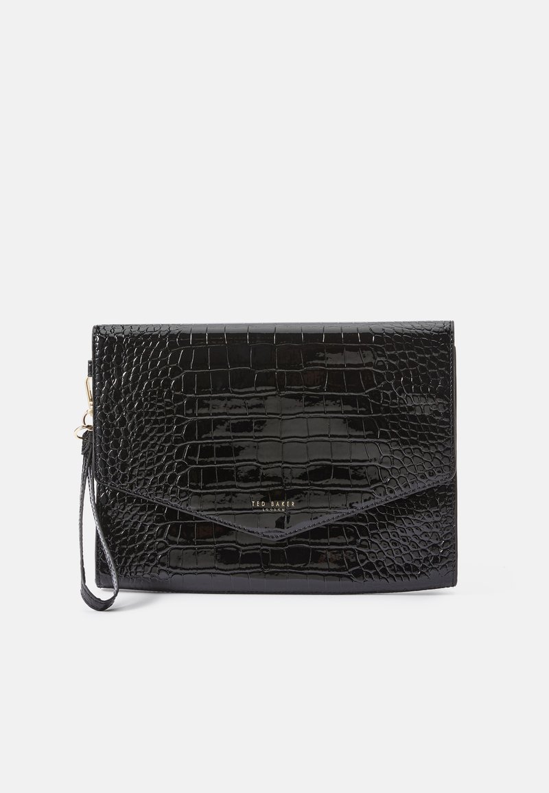 Zwarte krokodillenembossed leren clutch met een glanzende afwerking, voorzien van een gouden logo op de voorkant en een polsband voor het dragen.