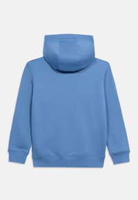 Sudadera azul con capucha y mangas largas, con puños y dobladillo acanalados, vista desde atrás sobre un fondo blanco.