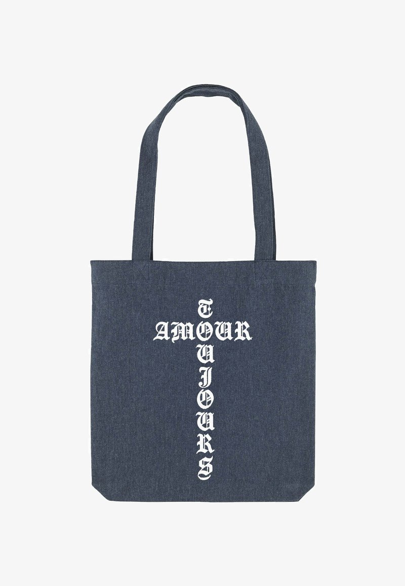 Sac fourre-tout en denim bleu foncé avec deux anses. Présente un texte vertical blanc : "AMOUR TOUJOURS" dans une police serif décorative.