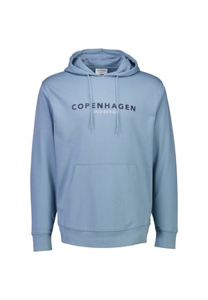 Lichtblauwe hoodie van zacht materiaal, met een voorzak, trekkoordcapuchon en de tekst "COPENHAGEN" in donkerblauw over de borst.