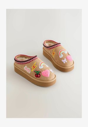 Zoccoli slip-on color tan con superficie testurizzata, foderati in pelliccia, decorati con colorati ricami di arcobaleni, ciliegie e cuori; suola in gomma.