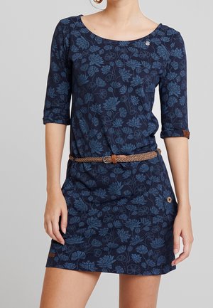 Robe bleu marine avec un col rond et des manches trois-quarts, arborant un motif floral bleu clair. Comprend une ceinture tressée marron et des boutons latéraux.