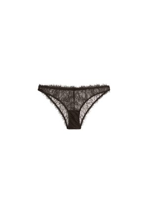 Sous-vêtement féminin style bikini en dentelle noire avec motifs floraux et bords festonnés sur fond blanc.