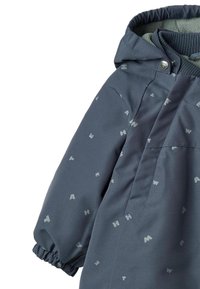 Niebieska kurtka z kapturem wykonana z miękkiego, wodoodpornego materiału, ozdobiona wzorem z jasno szarych liter i wyposażona w elastyczne mankiety dla wygody.