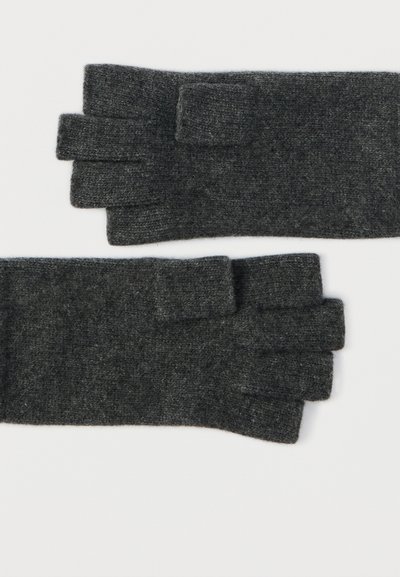 Guanti senza dita di colore grigio scuro realizzati in tessuto morbido e dalla texture particolare, con design a tre dita. Presentano una chiusura a banda e linguetta al polso.