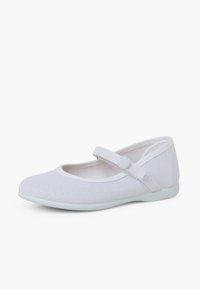 Weiße Ballettschuhe aus Stoff mit runder Zehenpartie, strukturiertem Obermaterial und einem Riemen über dem Rist. Flache Gummisohle für Komfort und Stabilität.