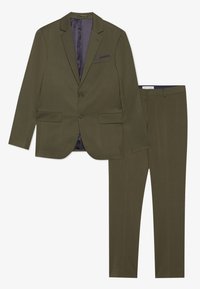Olivengrünes Anzugset, bestehend aus einem taillierten Blazer mit Reverskragen und passenden geraden Hosen. Glatter Stoff mit subtiler glänzender Oberfläche.