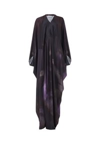 Een vloeiende zwarte en paarse jurk gemaakt van een lichte stof, met een V-hals, kimono-mouwen en een asymmetrische zoom met een zachte textuur.