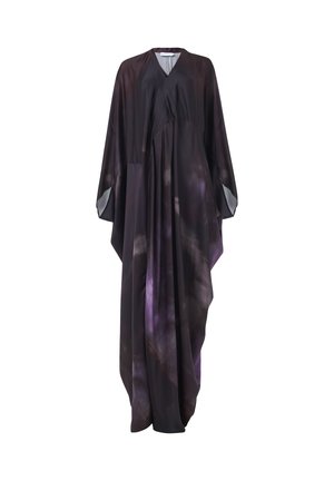 Een vloeiende zwarte en paarse jurk gemaakt van een lichte stof, met een V-hals, kimono-mouwen en een asymmetrische zoom met een zachte textuur.