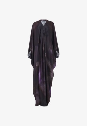 Een vloeiende zwarte en paarse jurk gemaakt van een lichte stof, met een V-hals, kimono-mouwen en een asymmetrische zoom met een zachte textuur.