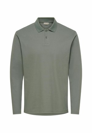 Polo vert olive à manches longues avec patte de boutonnage à deux boutons et col côtelé, vue de face sur fond blanc.