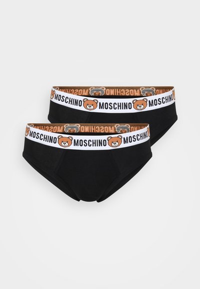 Fekete pamut alsónadrág barna rugalmas derékpánttal, amelyen egy medve illusztráció és a "MOSCHINO" felirat látható. Sima textúra, standard alsónadrág dizájn.