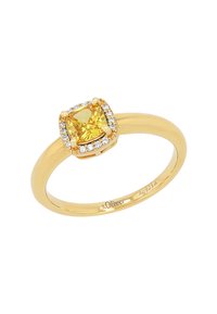 Anillo de oro con una piedra preciosa cuadrada amarilla rodeada de pequeñas piedras claras sobre una banda pulida.