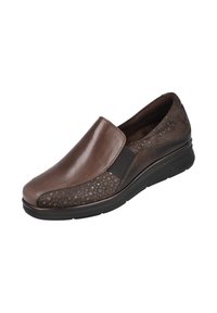 Zapato marrón de cuero tipo slip-on con un panel texturizado, acento elástico en los lados y suela acolchada para mayor comodidad. Acabados lisos y con textura de piedra.