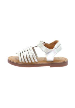 Sandalia de cuero plateado con múltiples correas horizontales, una correa trasera con hebilla y una plantilla acolchada en color marrón con patrones florales.