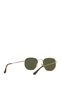 Gafas de sol con montura de metal dorado y lentes verdes. Forma cuadrada con sutiles acentos de carey en las patillas. Diseño ligero.