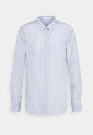 Chemise à manches longues boutonnée avec un col pointu, présentant un motif circulaire géométrique bleu clair sur fond blanc.