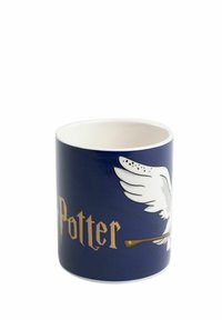 Mug in ceramica con esterno blu scuro, caratterizzato da una grafica di ali bianche e il testo dorato "Potter". Texture liscia, forma cilindrica.