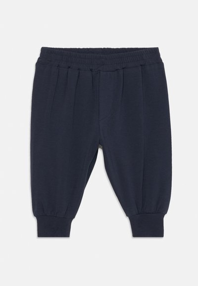Donkerblauwe katoenen broek met elastische tailleband, taps toelopende boorden en voorplooien. Zachte textuur, geschikt voor casual wear.