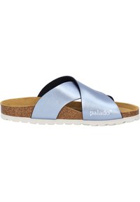 Ljusblå, sandaler med kryssremmar i syntetiskt material, korkfotbädd och vit gummisula. Märket "palado" tryckt på sidan.