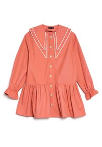 Κοραλλί φόρεμα με μακριά μανίκια, μεγάλο γιακά, διακοσμητική λευκή λεπτομέρεια, κουμπιά στο εμπρός μέρος και φούστα με πιέτες. Διαθέτει φουσκωτά μανίκια και κουμπιά με λουλούδια.