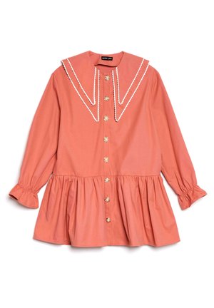 Koralen dolg rokav obleka z velikim ovratnikom, dekorativnim belim trakom, zapiranjem na gumbe spredaj in nabranim krilom. Ima napihnjene rokave in cvetlične gumbe.