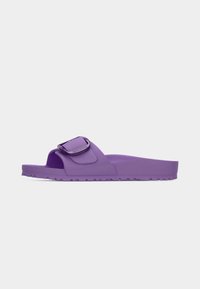 Μωβ σανδάλι Birkenstock τύπου slide με υφασμένη σόλα και ρυθμιζόμενο λουράκι με αγκράφα.