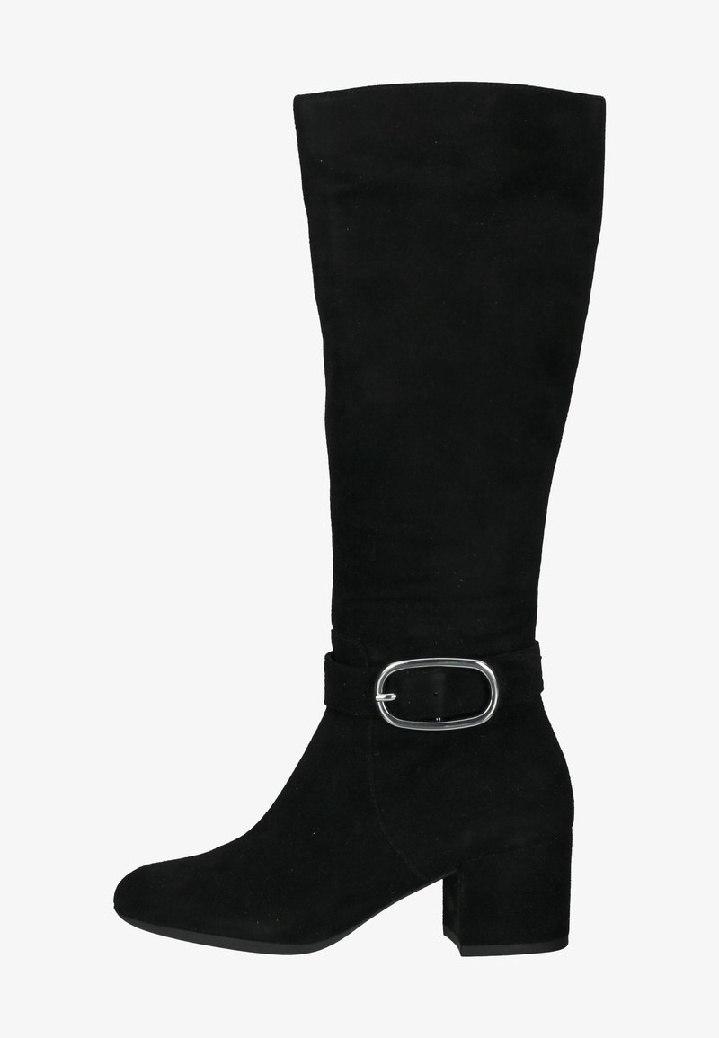 Bota alta de ante negra hasta la rodilla con punta redonda, tacón cuadrado y un cinturón ancho con hebilla de plata alrededor del tobillo. Textura suave.