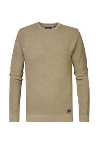 Strickpullover in Olivgrün mit strukturiertem Finish, Rundhalsausschnitt und langen Ärmeln. Verfügt über ein kleines Stoff-Logoschild nahe dem Saum.