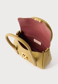 Mala de mão em couro verde-oliva com uma superfície texturizada, ferragens douradas e interior borgonha. Apresenta alças curtas e fecho seguro.