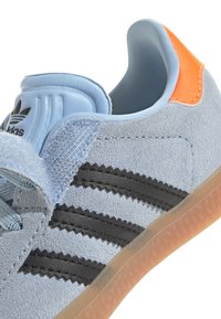 adidas Originals GAZELLE COMFORT CLOSURE ELASTIC LACES KIDS - Športni copati - clear sky/core black/solar orange