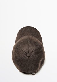 Brun uldsæbe med en rund krone, buet skygge og ottepanel design. Har en struktureret overflade og en knap på toppen.