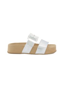 Sandal platform in metallo argentato con due fasce larghe e una fibbia regolabile trasparente, poggiato su una suola beige imbottita.