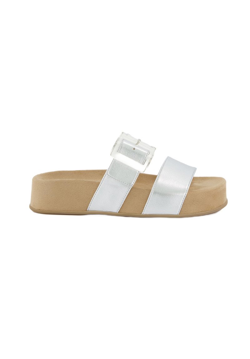 Sandal platform in metallo argentato con due fasce larghe e una fibbia regolabile trasparente, poggiato su una suola beige imbottita.
